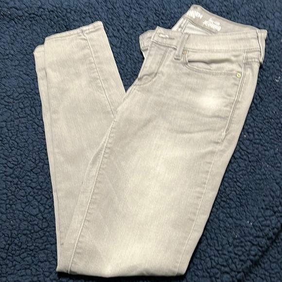 Levi’s low rise skinny jeggings, stretchy